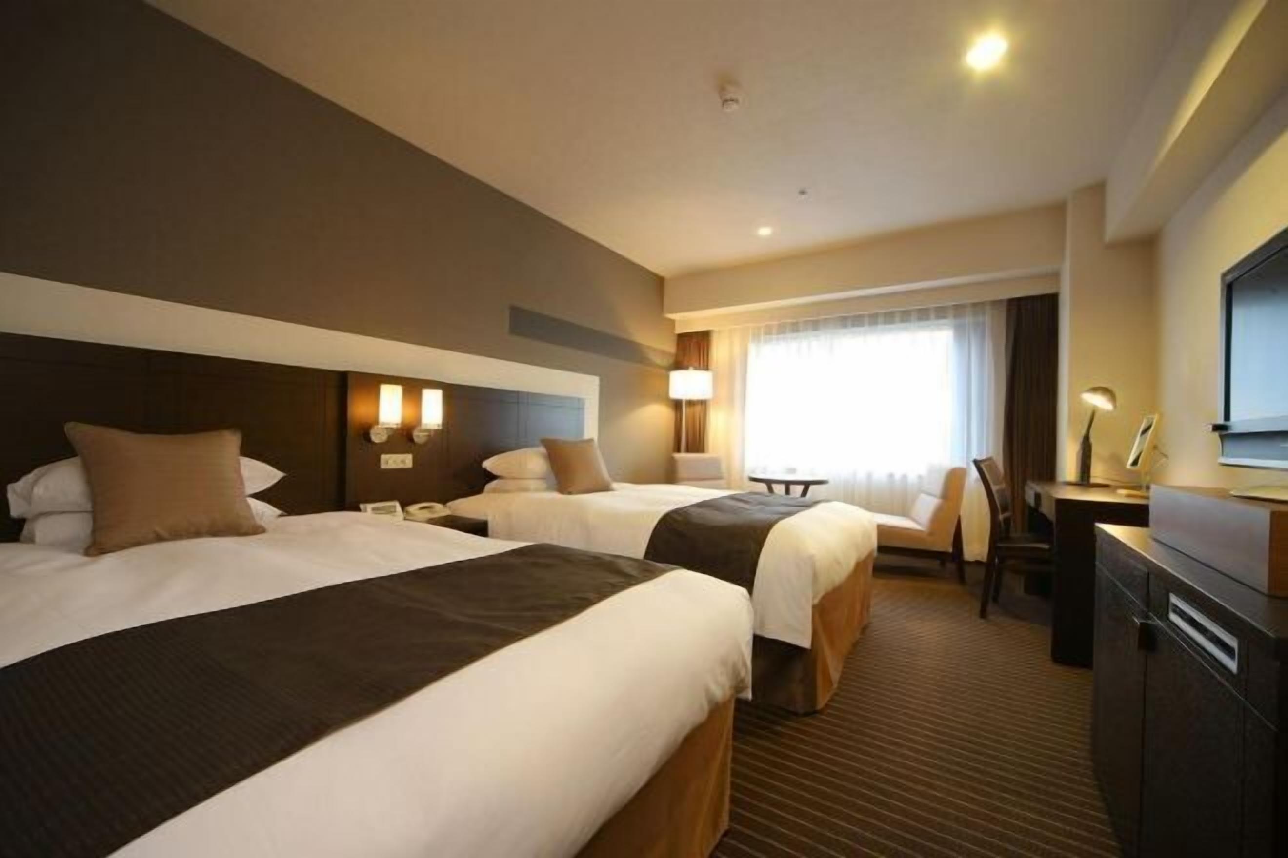 高級寢具、羽絨被、房內夾萬、書桌