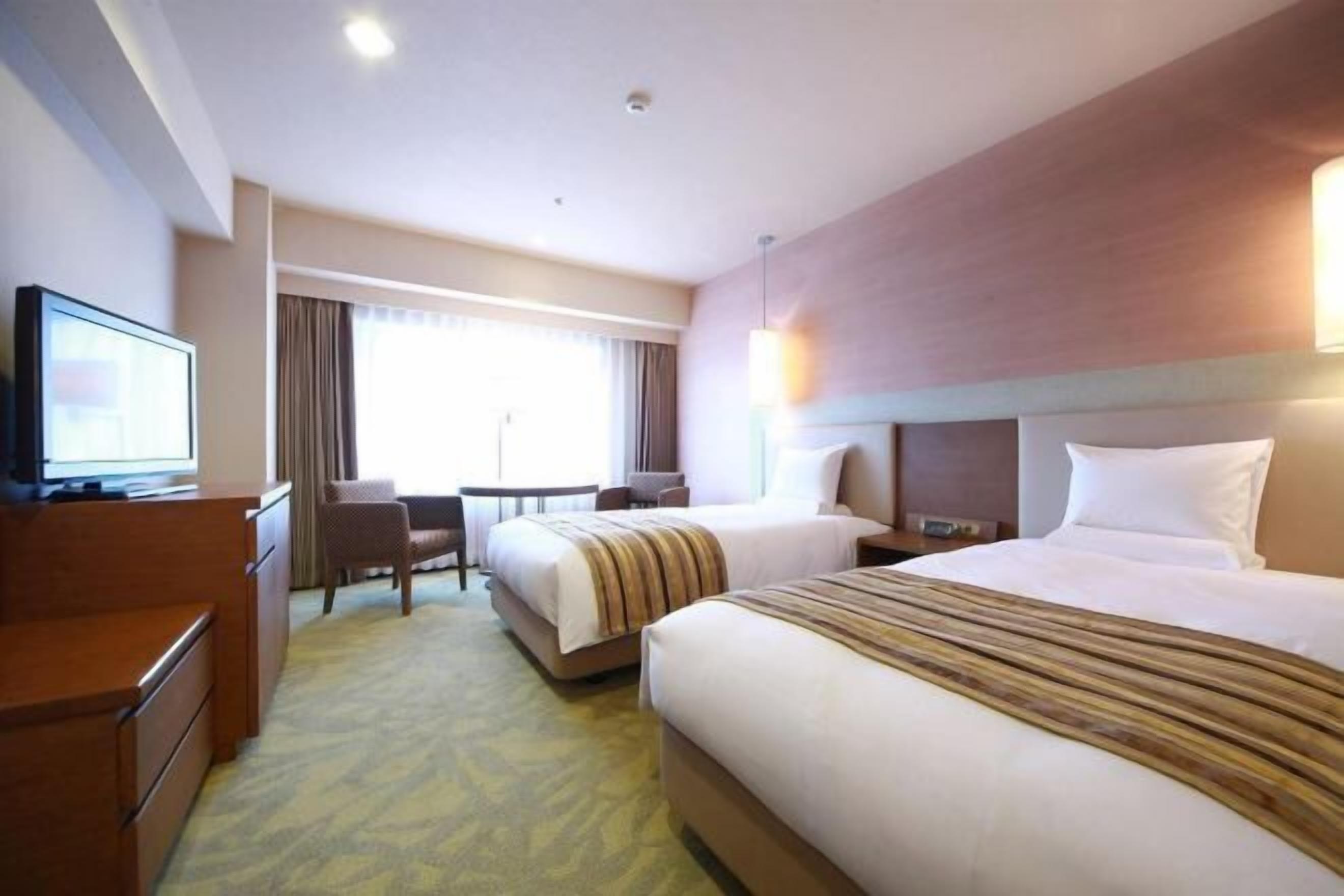 高級寢具、羽絨被、房內夾萬、書桌