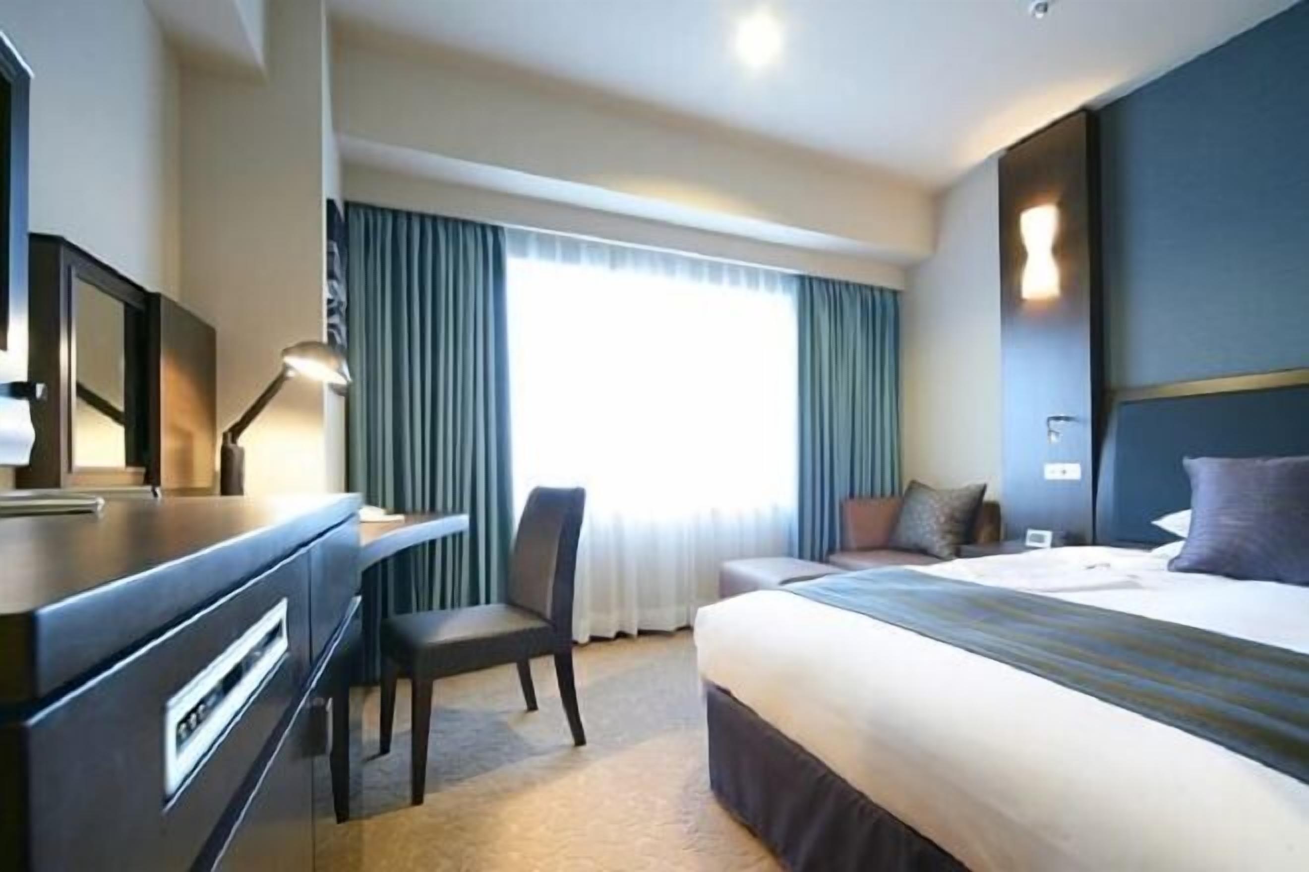 高級寢具、羽絨被、房內夾萬、書桌