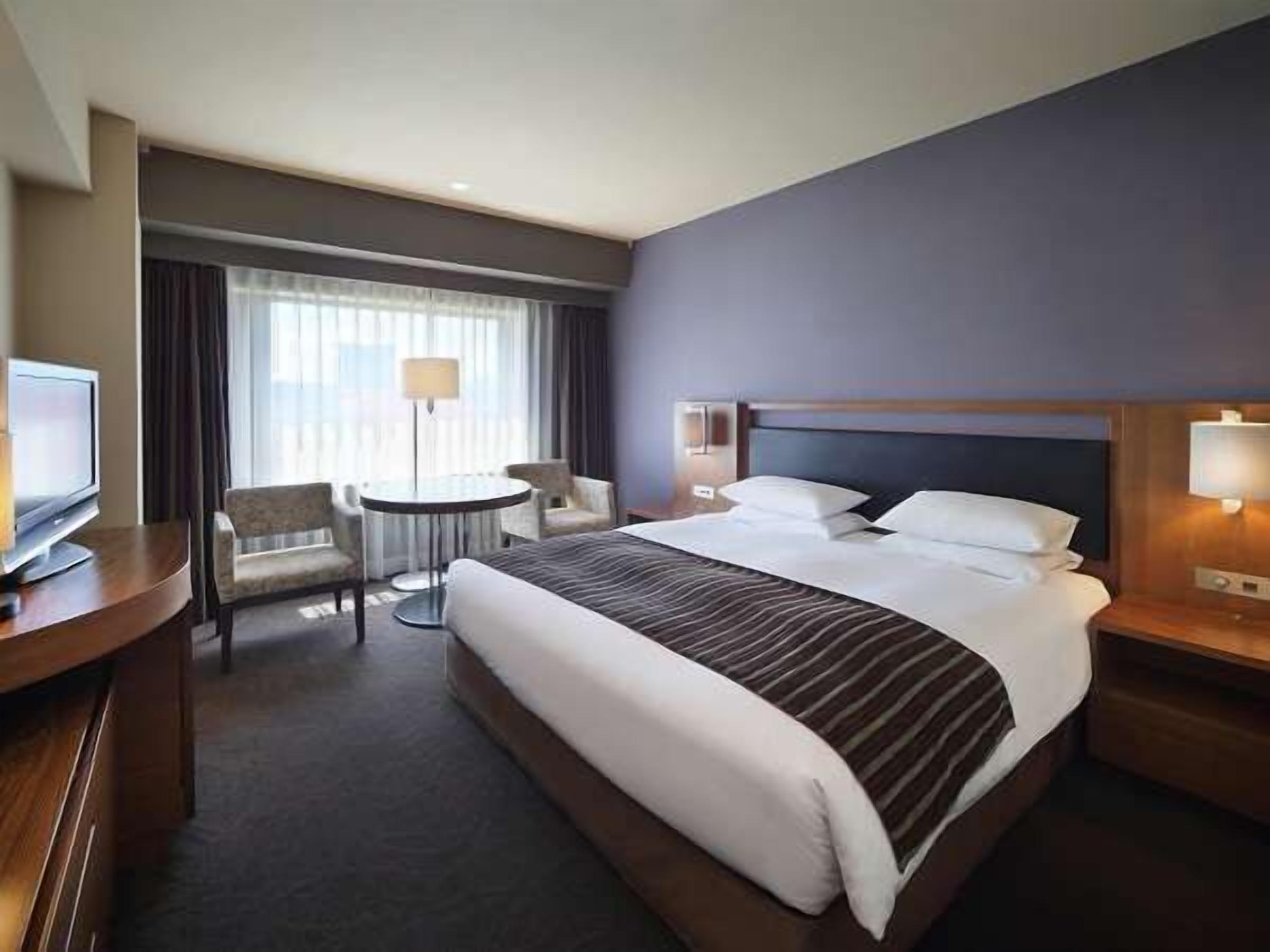 高級寢具、羽絨被、房內夾萬、書桌