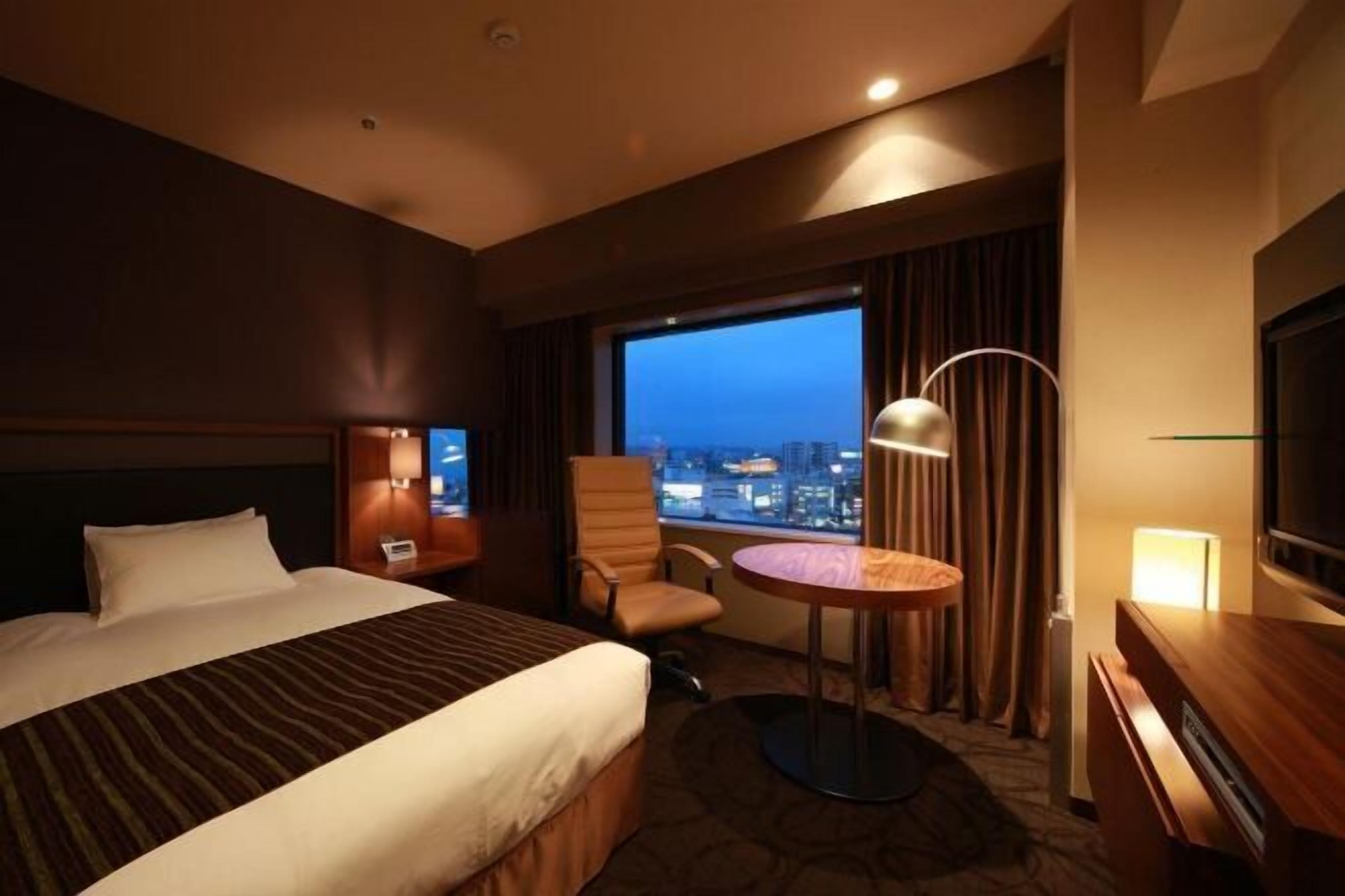 高級寢具、羽絨被、房內夾萬、書桌