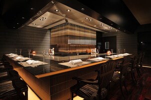 3 restaurants, breakfast served