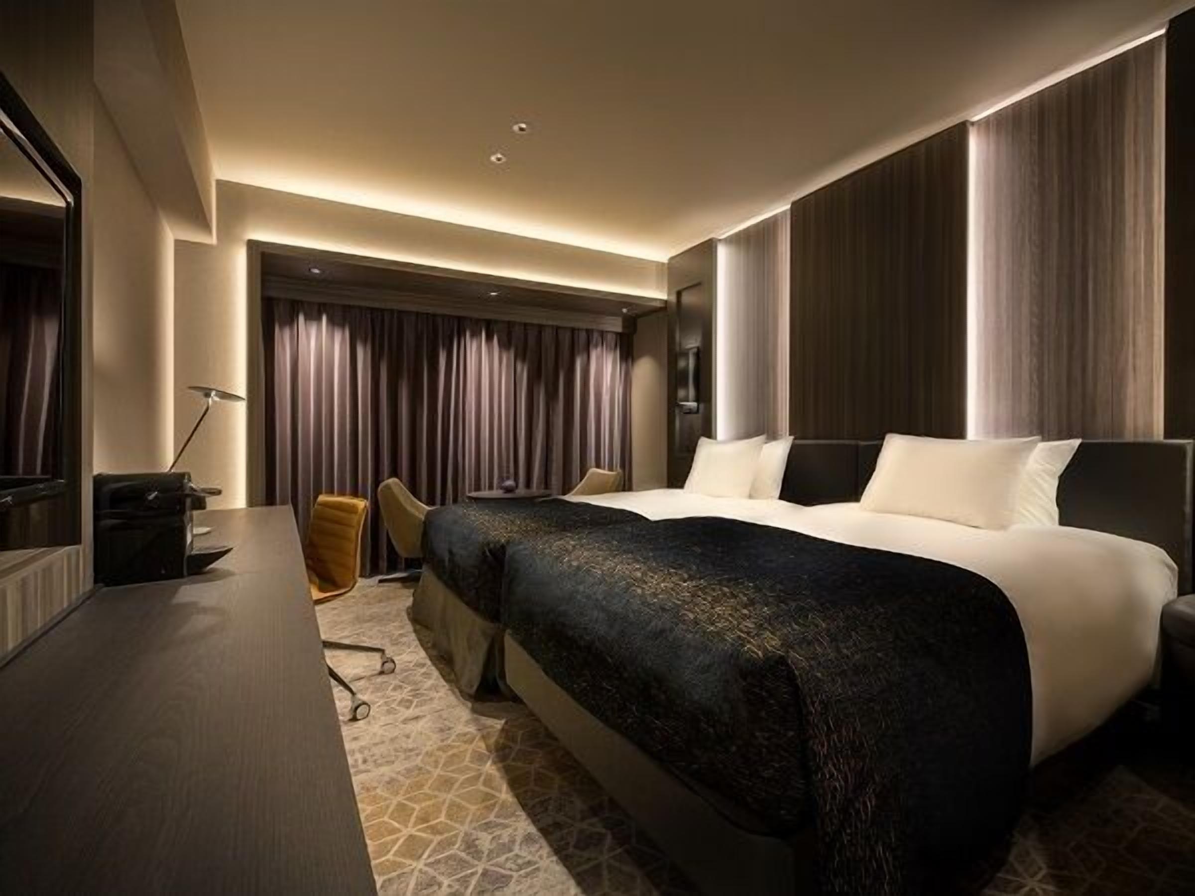 高級寢具、羽絨被、房內夾萬、書桌