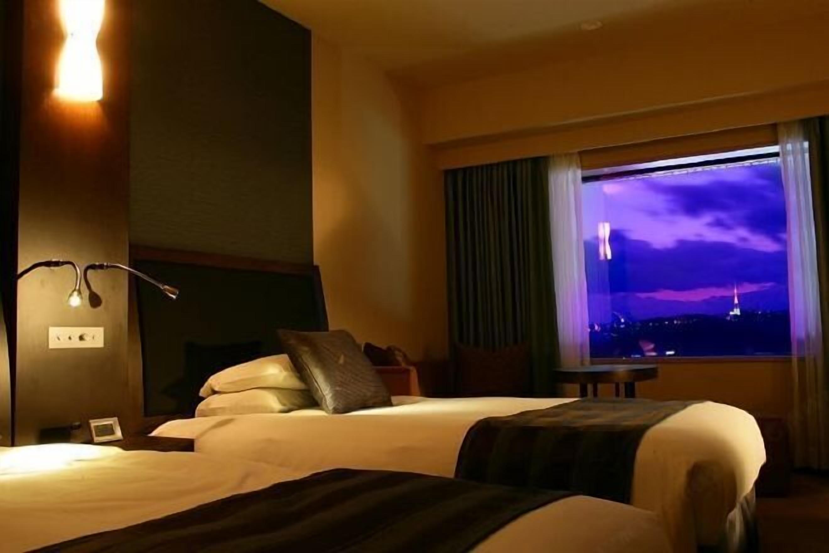 高級寢具、羽絨被、房內夾萬、書桌