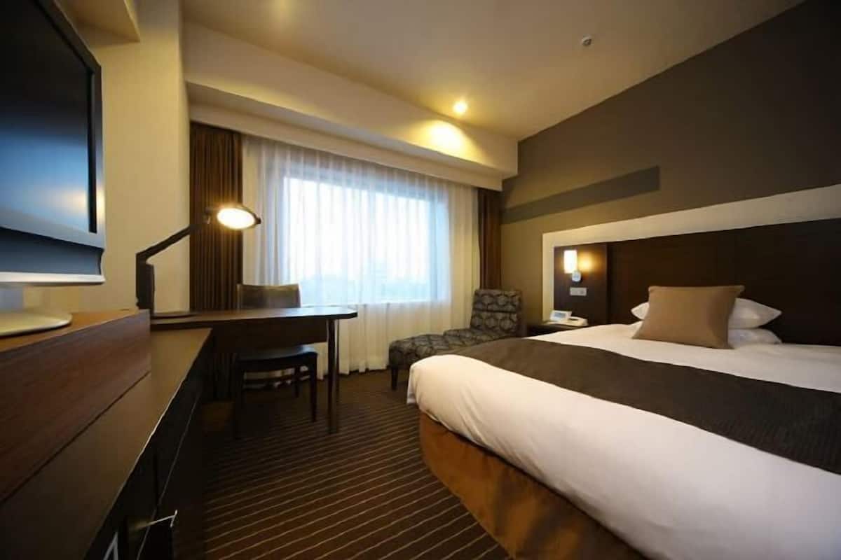 Premium bedding, down duvets, in-room safe, desk