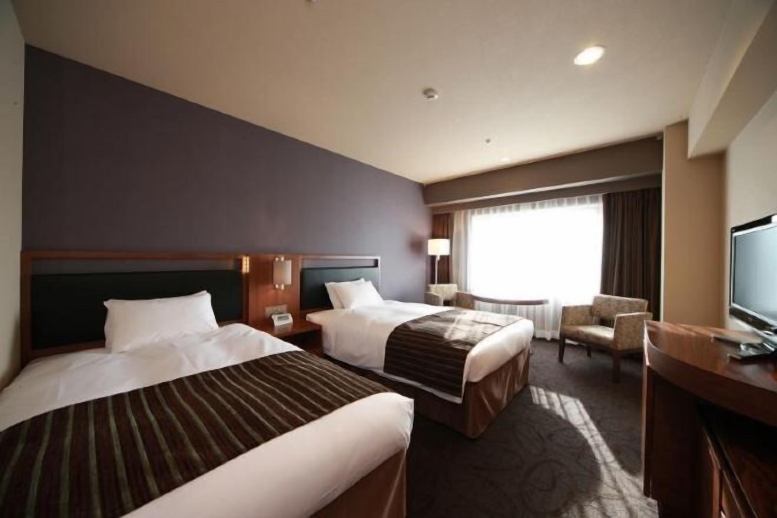 高級寢具、羽絨被、房內夾萬、書桌