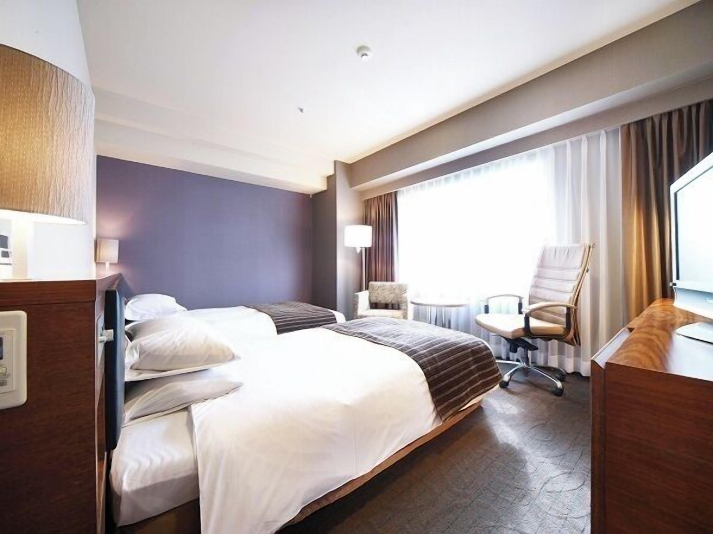 高級寢具、羽絨被、房內夾萬、書桌