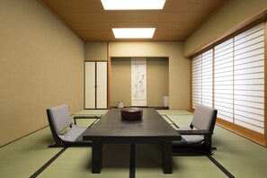 Down comforters, desk, blackout drapes, iron/ironing board - Hotel East 21 Tokyo (Tokyo)