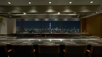 4 restaurants; breakfast, lunch, and dinner served