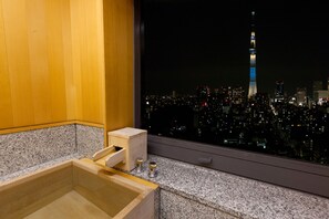 Habitación de diseñador, para no fumadores (Tokyo Skytree View) | Baño | Tina con regadera, amenidades de baño gratuitas, secadora de cabello