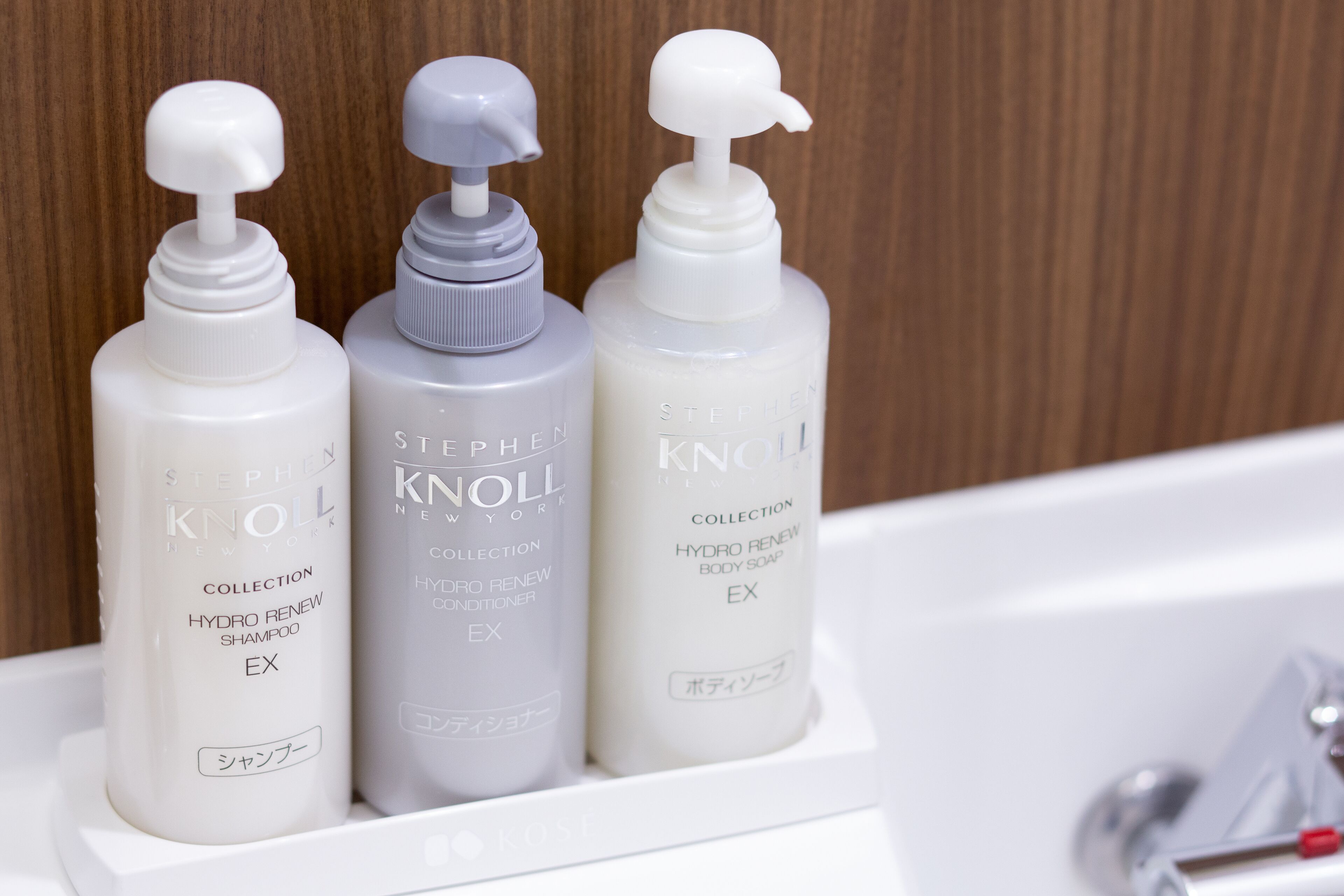 combined shower/bathtub, deep-soaking bathtub, free toiletries