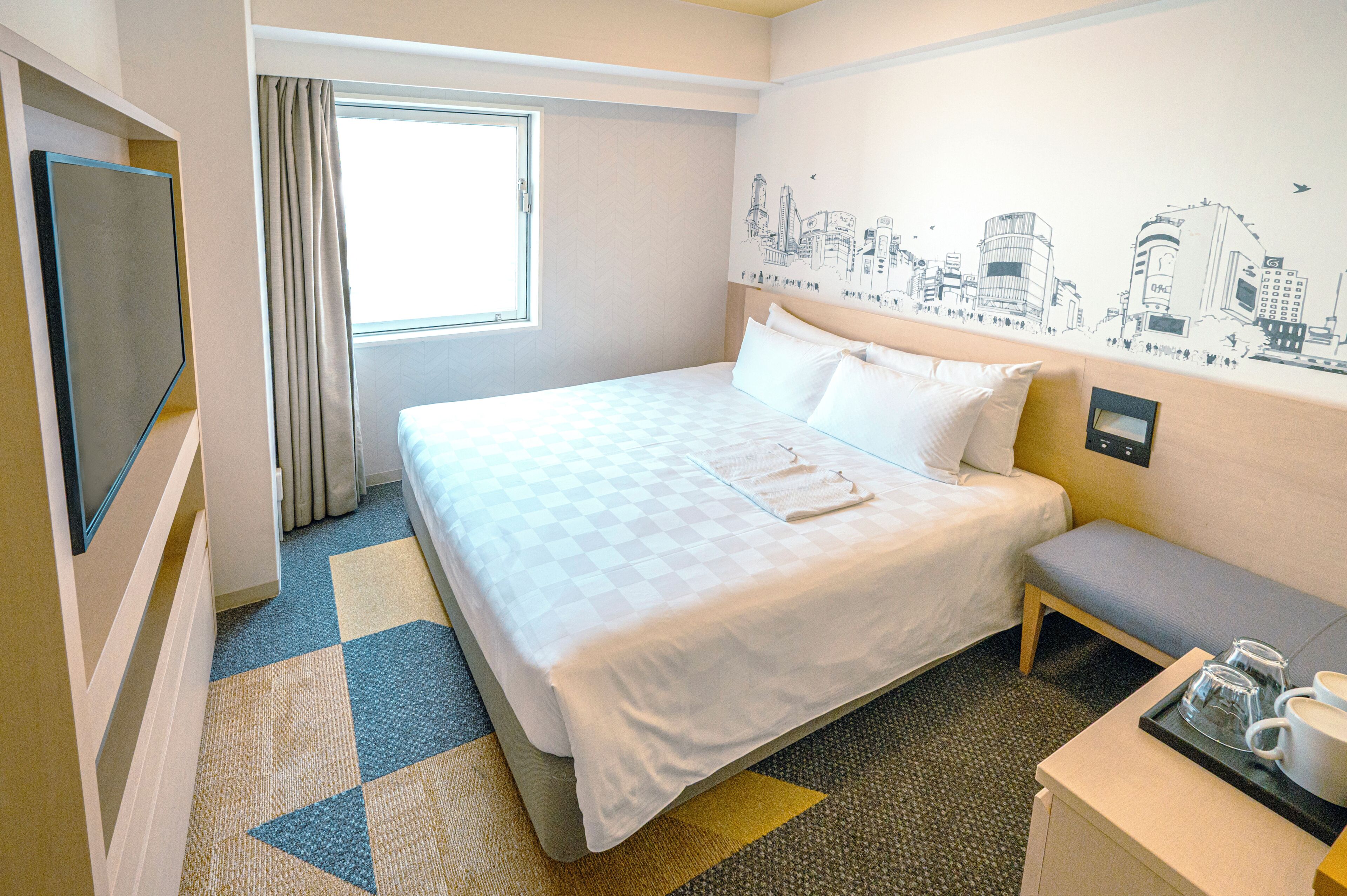 Edredón, caja de seguridad en la habitación y escritorio 