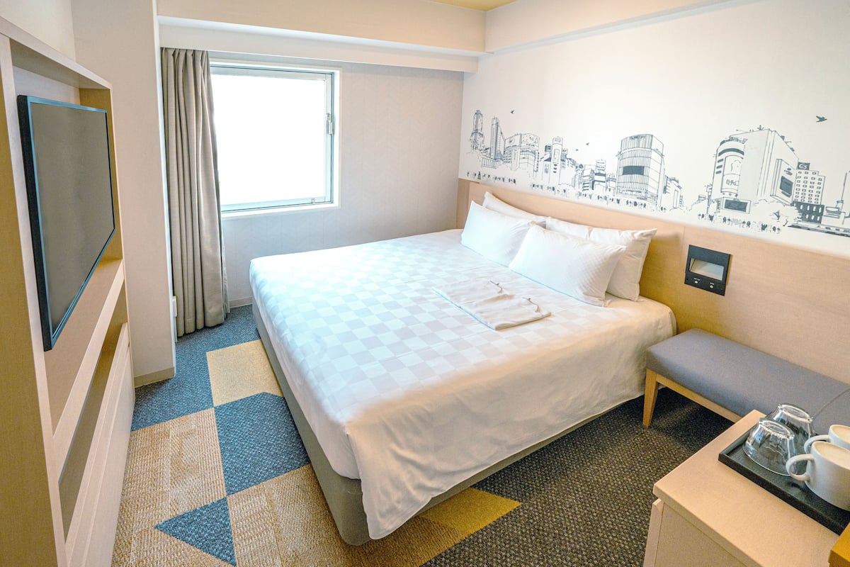 Edredón, caja de seguridad en la habitación y escritorio