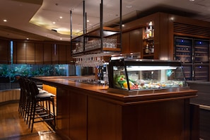 บริการอาหารเช้า อาหารกลางวัน และอาหารเย็น