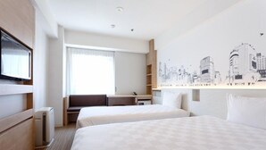 Een hotelkamer met twee bedden, een bureau, een stoel, een televisie en een stadsgezicht als wanddecoratie.