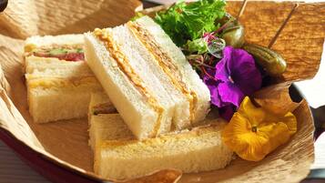 Se ofrece un desayuno bufé (2500 JPY por persona)