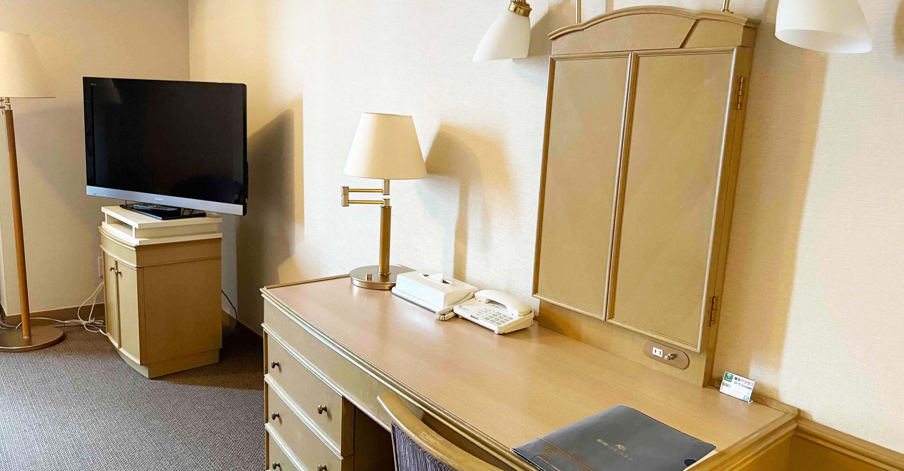 1 bedroom, down duvets, desk, blackout curtains