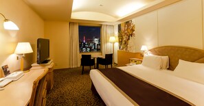 Dundyner, skrivebord, blendingsgardiner og strykejern/-brett