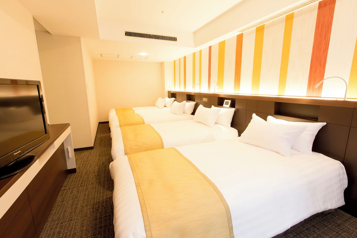 Habitación cuádruple estándar, para no fumadores | 1 habitación, escritorio y insonorización