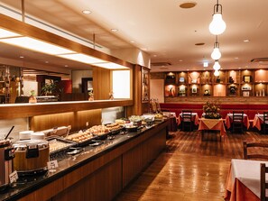 Daily full breakfast (JPY 2200 per person)