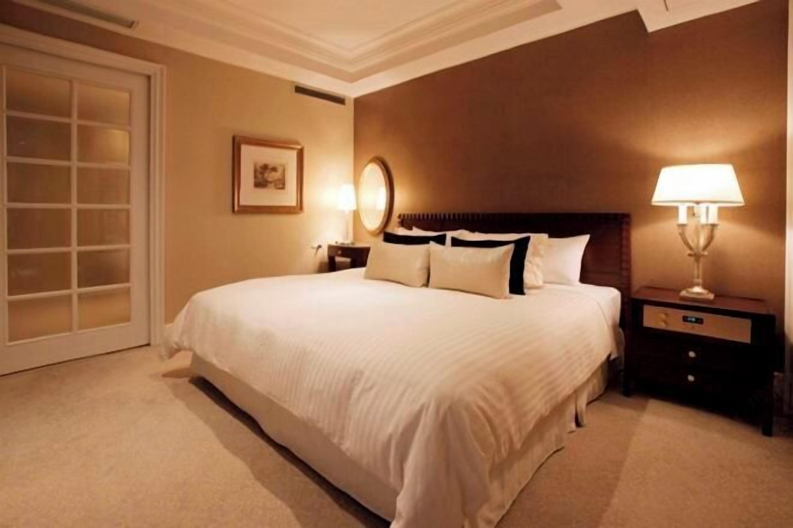 Egyptian cotton sheets, premium bedding, down comforters, minibar