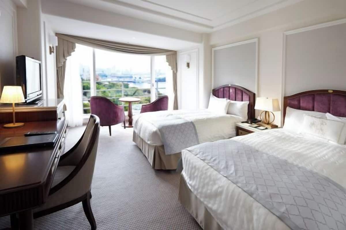 Egyptian cotton sheets, premium bedding, down comforters, minibar
