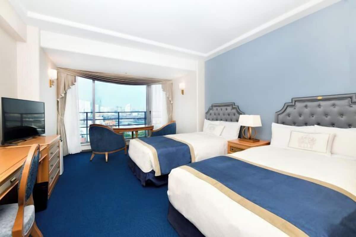 Egyptian cotton sheets, premium bedding, down comforters, minibar