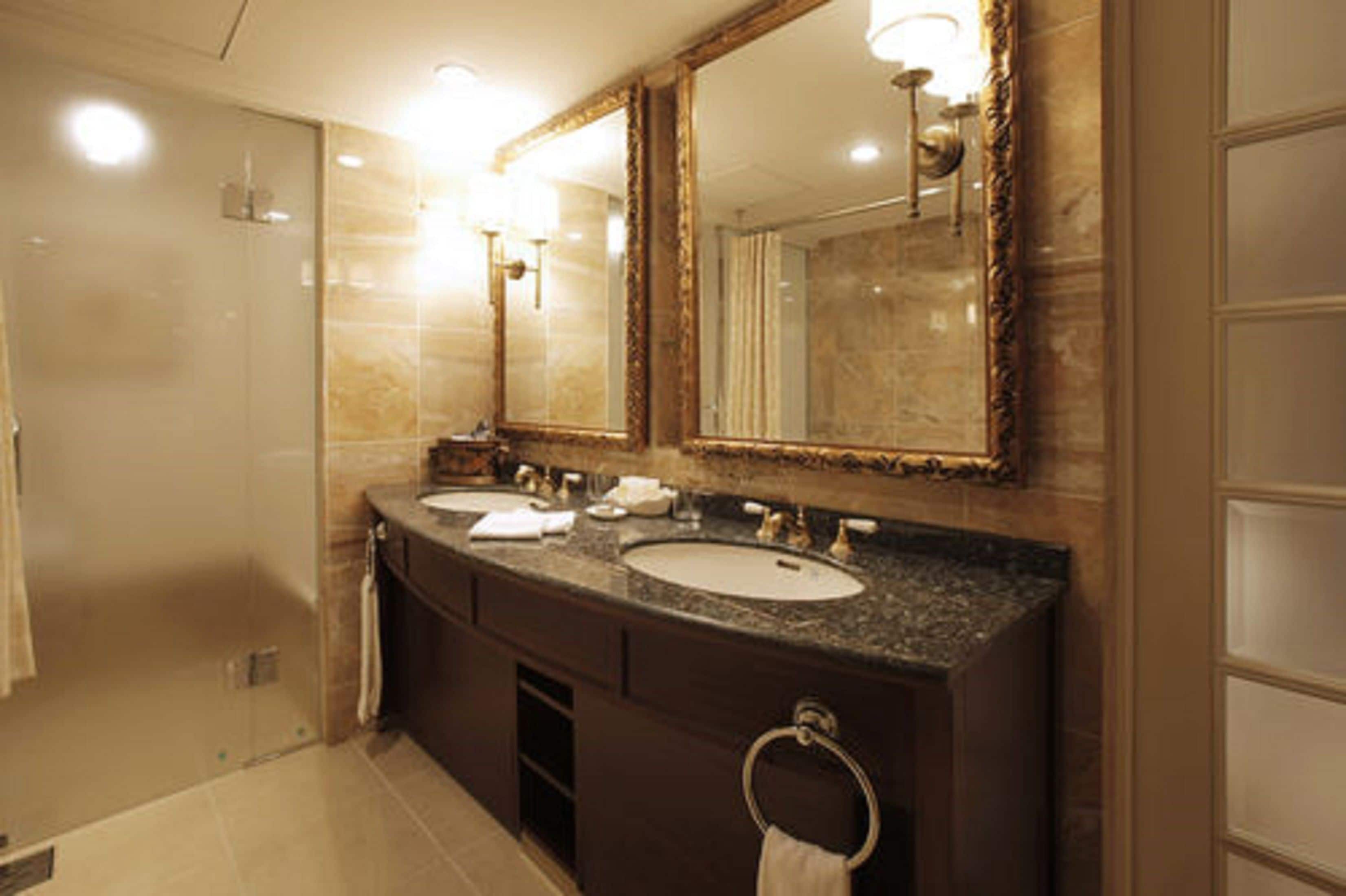 [check-in 15:00] grand suite double, non smoking | bathroom | combined shower/bathtub, designer toiletries, hair dryer, slippers