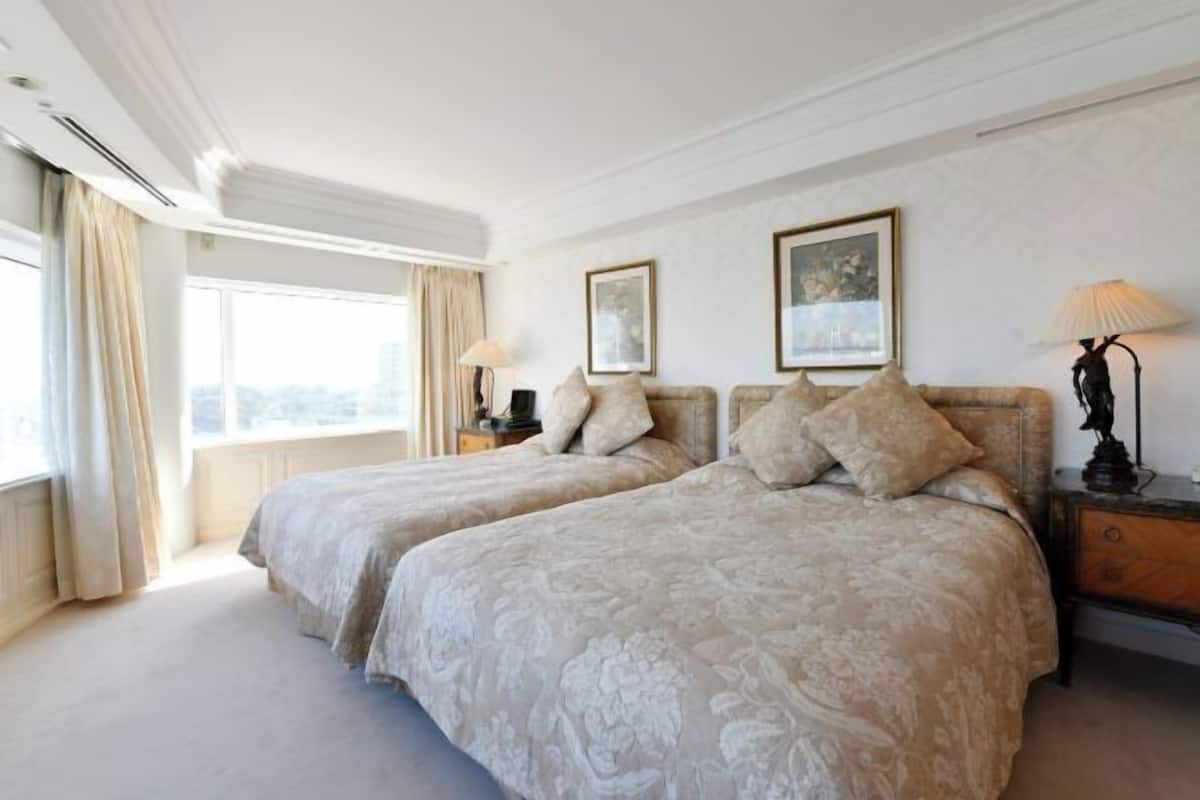 Egyptian cotton sheets, premium bedding, down comforters, minibar