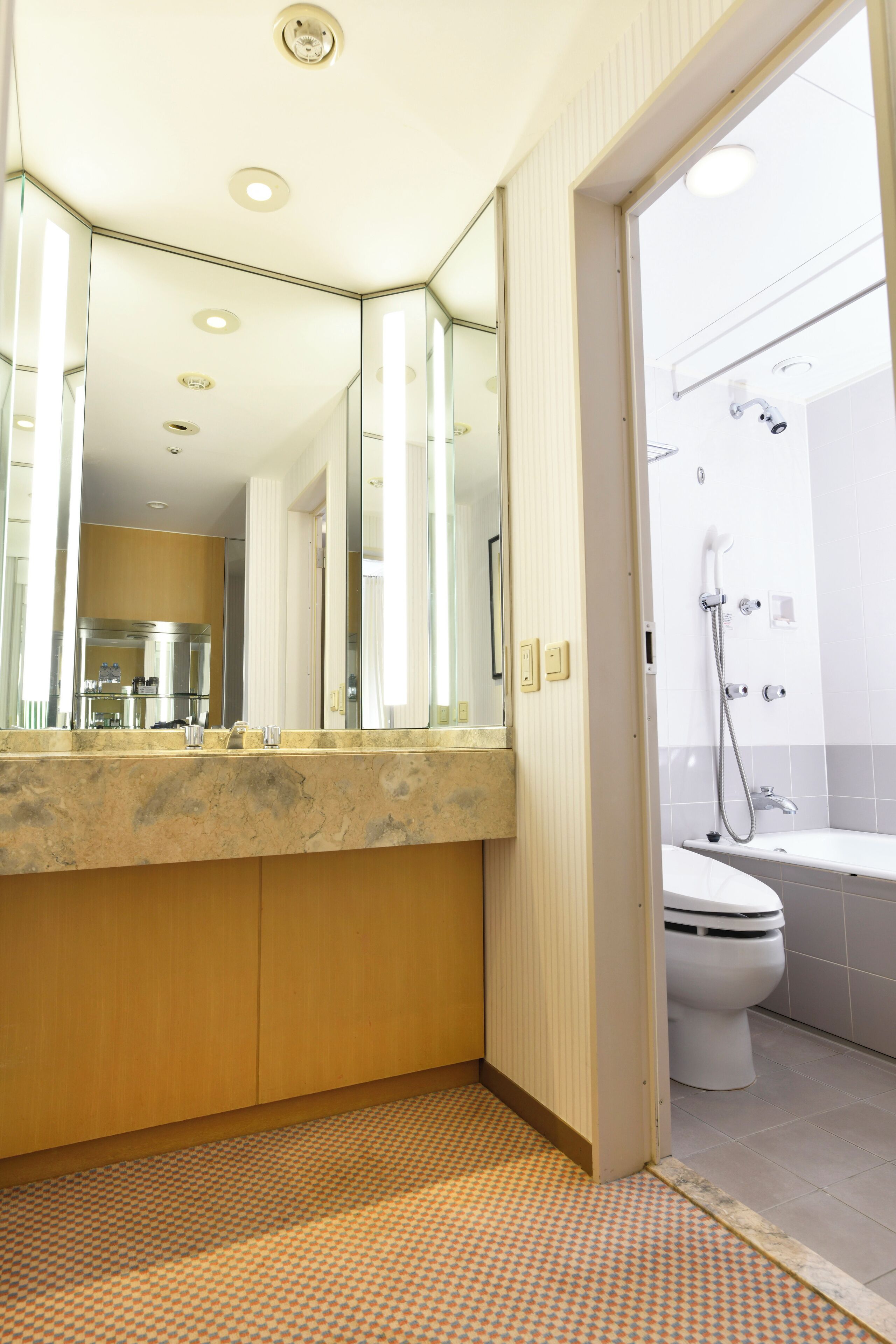 Combined shower/bathtub, designer toiletries, hair dryer, slippers