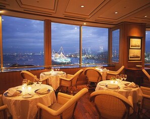 4 间餐厅，供应早餐、午餐和晚餐，法国菜