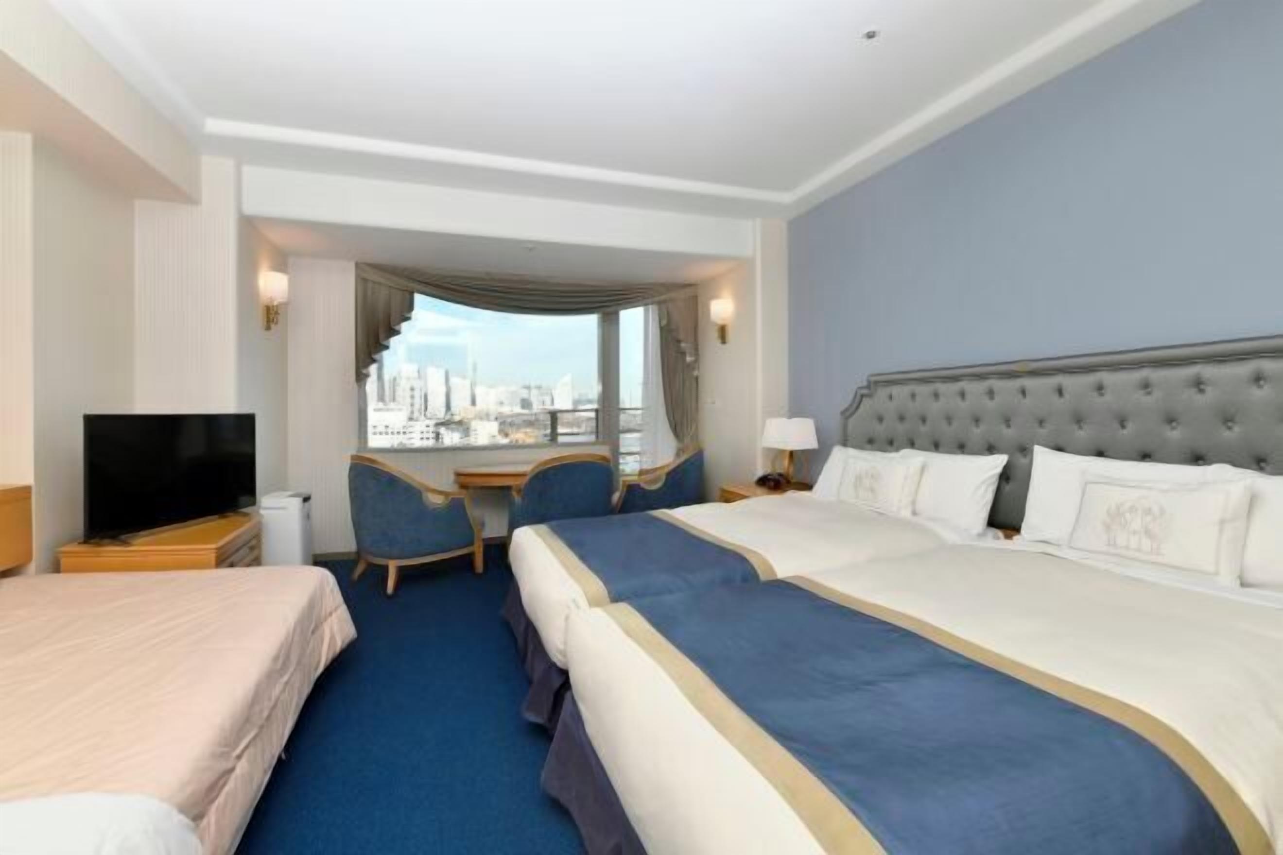 Egyptian cotton sheets, premium bedding, down comforters, minibar