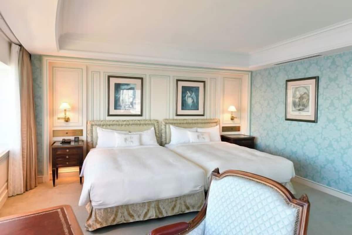 Egyptian cotton sheets, premium bedding, down comforters, minibar