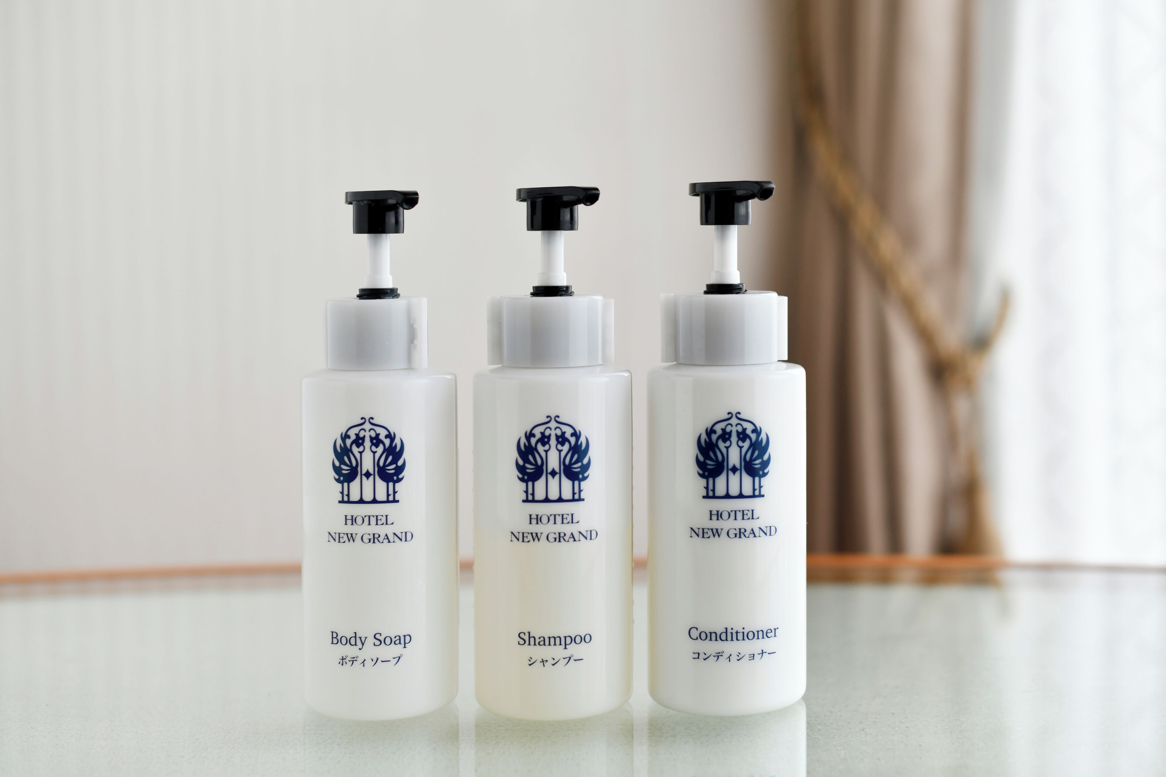 combined shower/bathtub, designer toiletries, hair dryer, slippers