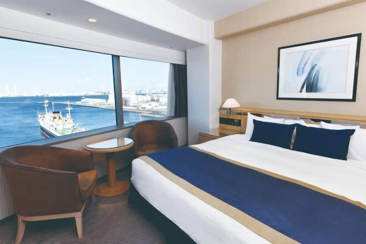 Egyptian cotton sheets, premium bedding, down comforters, minibar