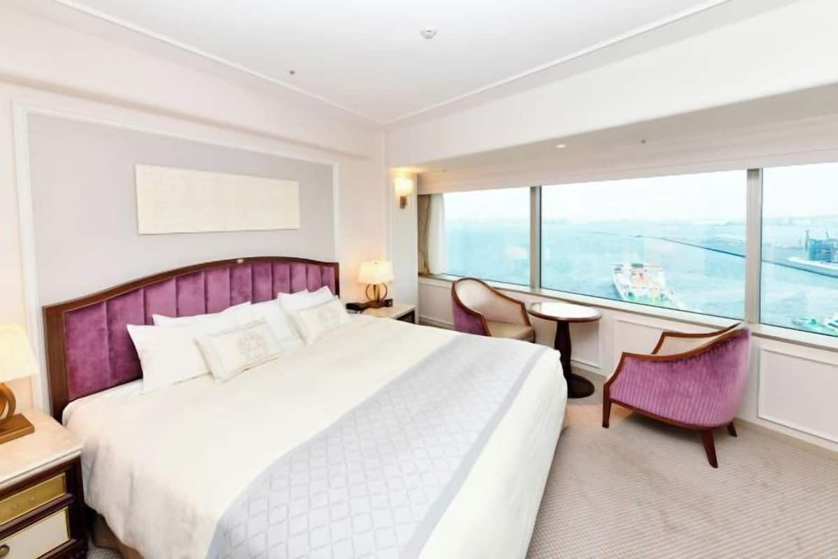 Egyptian cotton sheets, premium bedding, down comforters, minibar