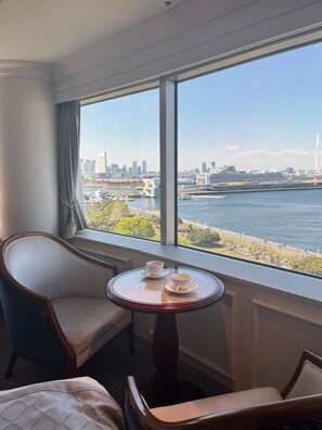 双人房, 1 张特大床, 无烟房 (Bayfront Corner, Check-in 15:00) | 埃及棉床单、高档床上用品、羽绒被、迷你吧