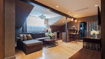 1 bedroom, hypo-allergenic bedding, minibar, in-room safe