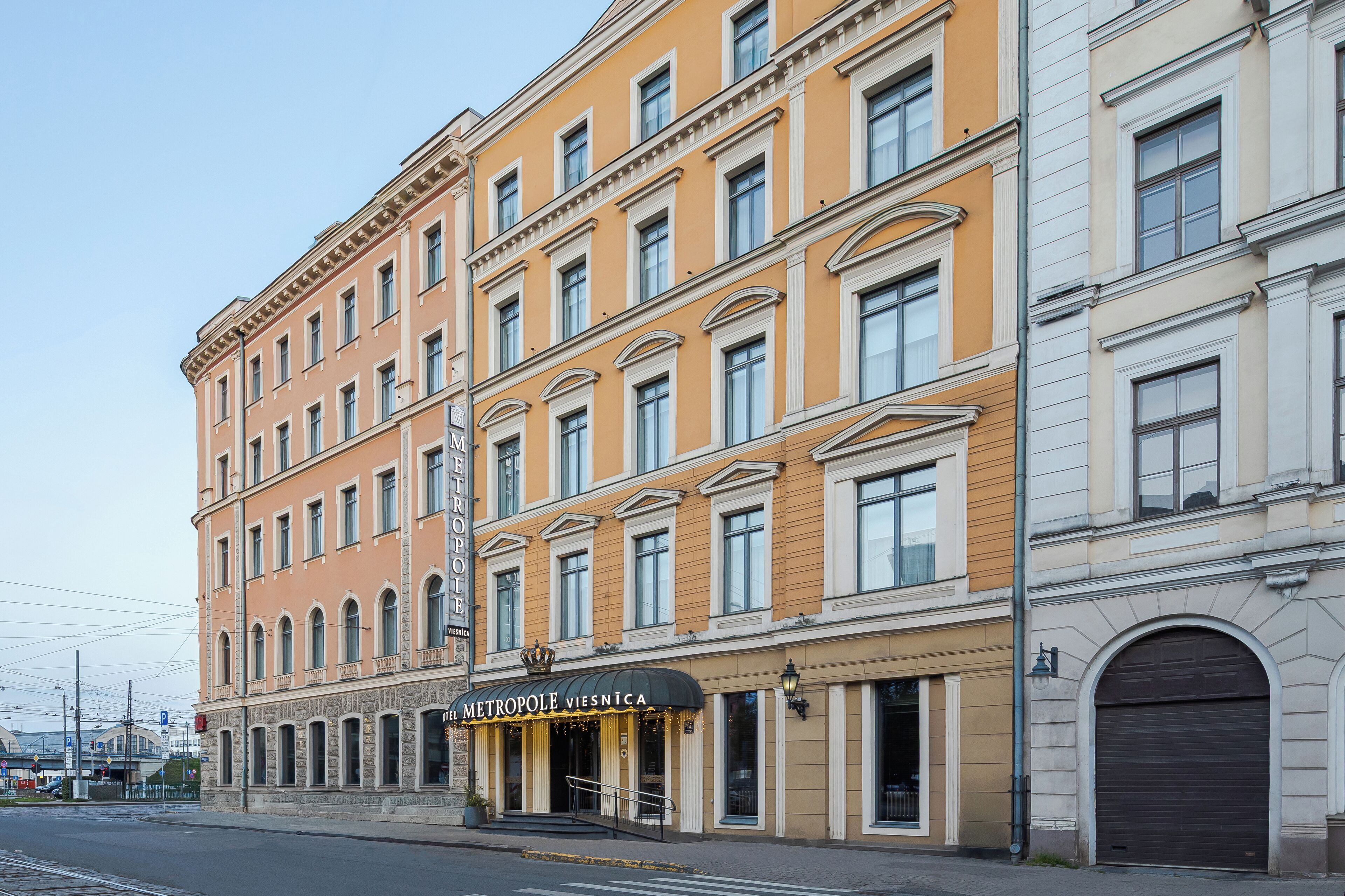 A multi-story building with a prominent entrance labeled "METROPOLIE VIESNICA".