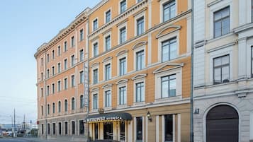 A multi-story building with a prominent entrance labeled "METROPOLIE VIESNICA".