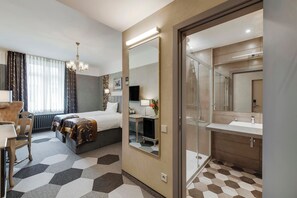 Hypo-allergenic bedding, minibar, in-room safe, desk
