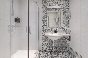 Single Room | Bathroom | Free toiletries, hair dryer, towels