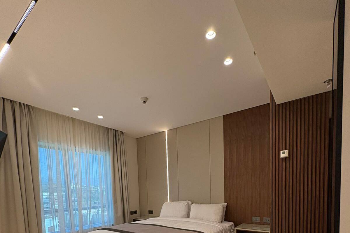 Minibar, caja de seguridad en la habitación y escritorio 