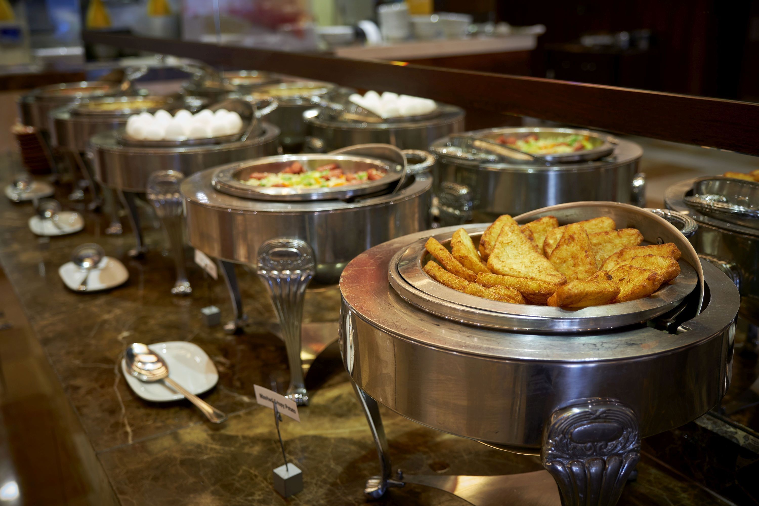 En buffet med forskellige retter og bestik.