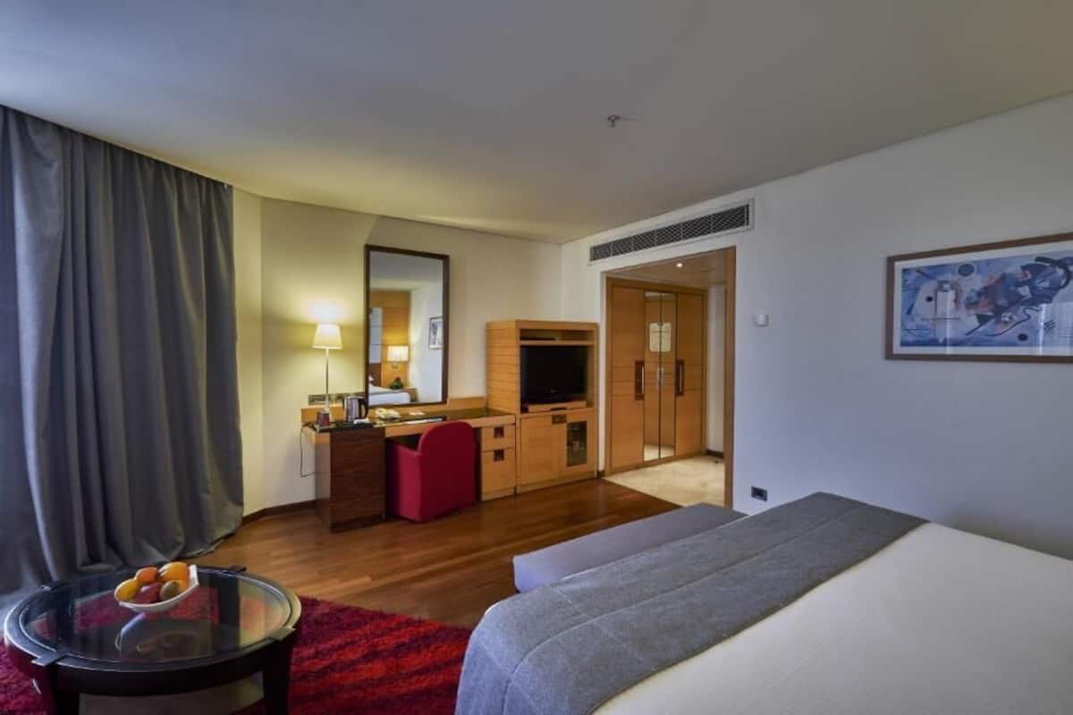 Minibar, coffres-forts dans les chambres, bureau