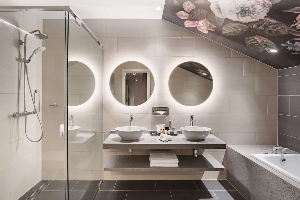 combined shower/bathtub, free toiletries, hair dryer, slippers