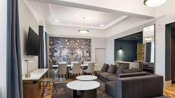 Presidential Suite (Old Town View) | Hypo-allergenic bedding, in-room safe, desk, laptop workspace