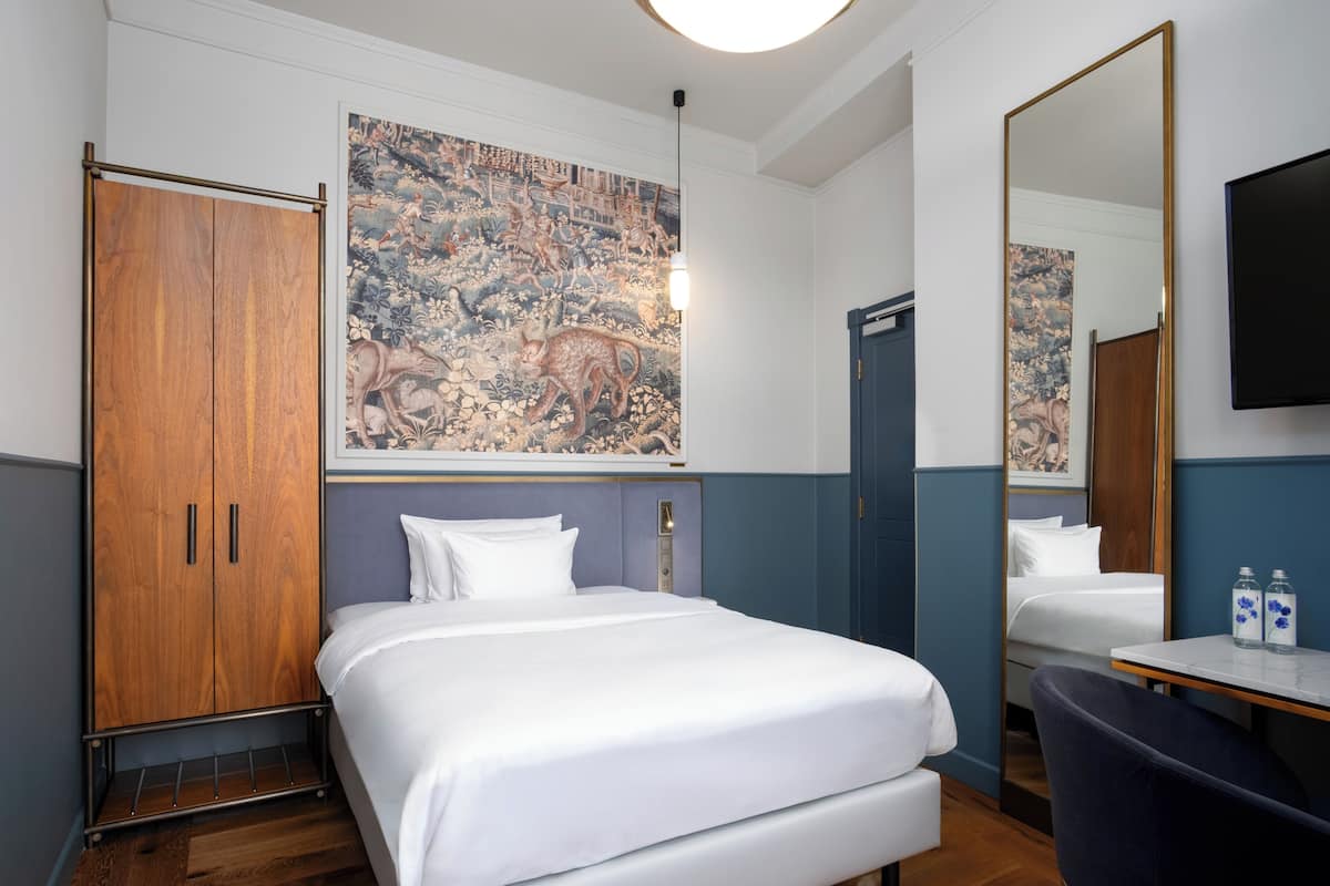 Room (Individual) | Hypo-allergenic bedding, in-room safe, desk, laptop workspace