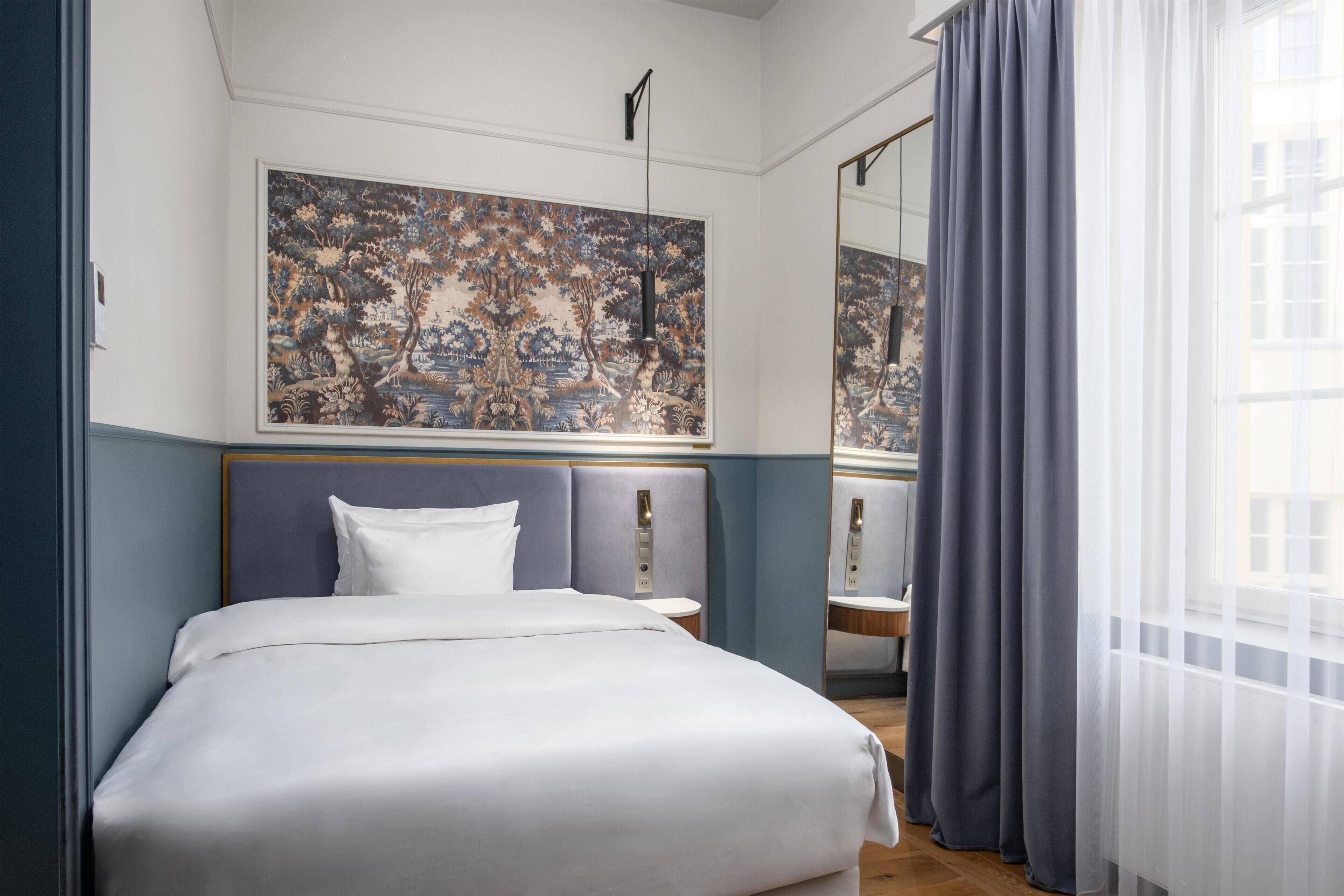 ملاءات للفراش لا تسبب الحساسية وخزنة داخل الغرفة ومكتب