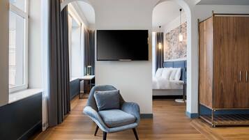 Hypo-allergenic bedding, in-room safe, desk, laptop workspace